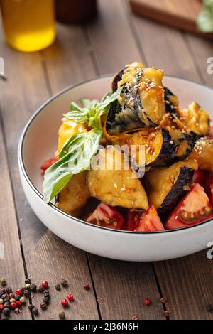 Salade d'aubergines croustillantes au piment doux Banque D'Images
