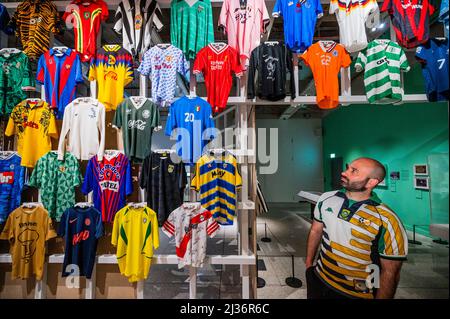 Londres, Royaume-Uni. 6th avril 2022. Un mur de clubs et de chemises internationales - football: Designing the Beautiful Game, une nouvelle exposition au Design Museum. Il montre comment le jeu le plus populaire au monde est façonné par la conception à travers plus de 500 objets, films et interviews. Créé en collaboration avec le Musée national du football. Crédit : Guy Bell/Alay Live News Banque D'Images