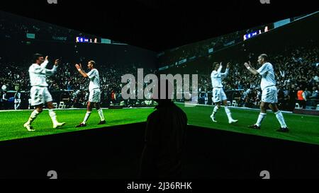 Londres, Royaume-Uni. 6 avril 2022. 'Zidane : un portrait du 21st siècle', 2006, un film de Douglas Gordon et Phillipe Parreno. Aperçu de «football: Designing the Beautiful Game», une nouvelle exposition au Design Museum qui célèbre la façon dont le design a influencé le sport le plus populaire au monde. L'exposition, réalisée en partenariat avec le Musée national du football, se déroule du 8 avril au 29 août 2022. Credit: Stephen Chung / Alamy Live News Banque D'Images