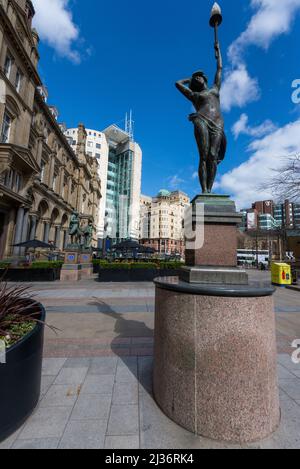 Leeds City Square avec l'une des statues de Nymph d'Alfred Drury, elle est l'une des nymphes appelées même avec sa main à sa tête les autres étant Morn. Banque D'Images