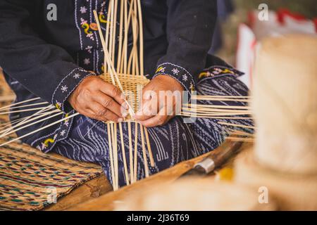 Femme asiatique de colline tissage à la main de la bande de bambou pour panier ou plateau Banque D'Images