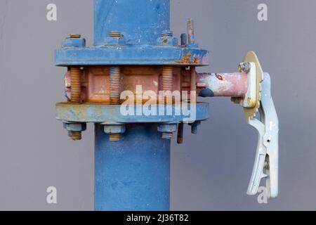 tuyaux d'eau en gros plan de l'industrie système d'arrosage de bâtiment au toit soupape de tuyau d'extérieur avec verrou de poignée. Banque D'Images