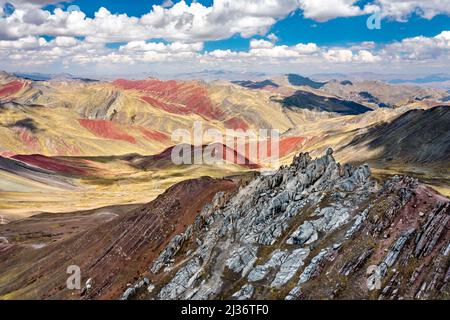 Vue aérienne des montagnes Rainbow Palccoyo près de Cusco au Pérou Banque D'Images