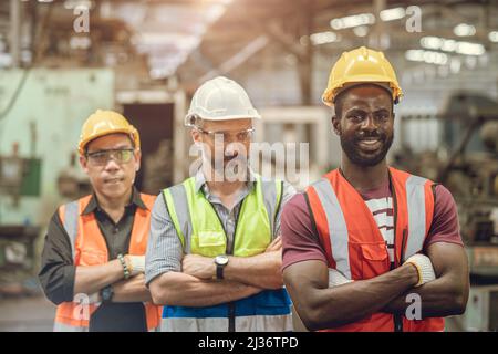 Équipe de travailleurs d'Engieer groupe de gens de l'industrie debout mix course Banque D'Images