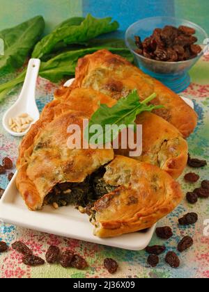 Empanadas épinards. Avec raisins secs et pignons de pin.typique de Catalogne, Espagne. Banque D'Images