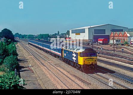 Une locomotive diesel de classe 47 numéro 47457 en grand logo qui travaille un service de réseau "Network Express" Sud-est à West Ealing. 7th septembre 1991. Banque D'Images