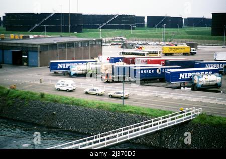 Réservoirs de stockage de pétrole et conteneurs de transport de véhicules au quai, port de Rotterdam, pays-Bas, c 1987 Banque D'Images