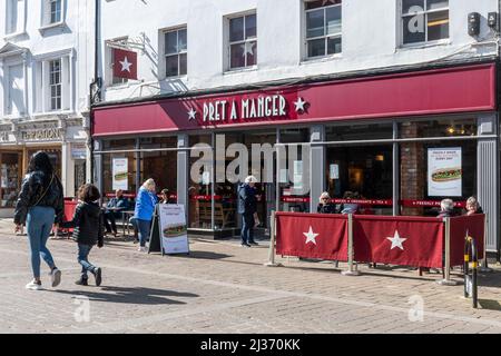 Prét un magasin de sandwich de Manger avec des gens assis dehors ayant de la nourriture et des boissons, Newbury, Berkshire, Angleterre, Royaume-Uni Banque D'Images