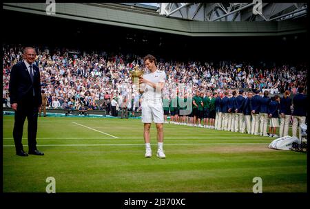 Image ©sous licence de Parsons Media. 10/07/2016. Londres, Royaume-Uni. Championnats de tennis de Wimbledon 2016 jours treize. 10/07/2016. Londres, Royaume-Uni. Championnats de tennis de Wimbledon 2016 jours treize. Andy Murray remporte la finale masculine sur le court du centre, contre Milos Raonic aux championnats de tennis de Wimbledon 2016. Photo par Andrew Parsons / Parsons Media Banque D'Images