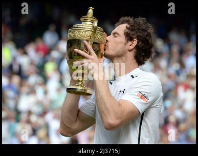 Image ©sous licence de Parsons Media. 10/07/2016. Londres, Royaume-Uni. Championnats de tennis de Wimbledon 2016 jours treize. 10/07/2016. Londres, Royaume-Uni. Championnats de tennis de Wimbledon 2016 jours treize. Andy Murray remporte la finale masculine sur le court du centre, contre Milos Raonic aux championnats de tennis de Wimbledon 2016. Photo par Andrew Parsons / Parsons Media Banque D'Images