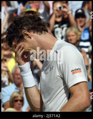 Image ©sous licence de Parsons Media. 10/07/2016. Londres, Royaume-Uni. Championnats de tennis de Wimbledon 2016 jours treize. 10/07/2016. Londres, Royaume-Uni. Championnats de tennis de Wimbledon 2016 jours treize.Andy Murray remporte la finale masculine sur le court de centre, v Milos Raonic dans les championnats de tennis de Wimbledon 2016, photo par Andrew Parsons / Parsons Media Banque D'Images