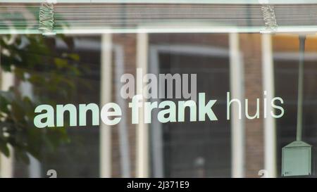 Amsterdam, pays-Bas - Mai 1 2014: Anne Frank House (huis) signe sur fenêtre en verre, Anne Frank est célèbre pour son journal de guerre d'une jeune fille. Banque D'Images