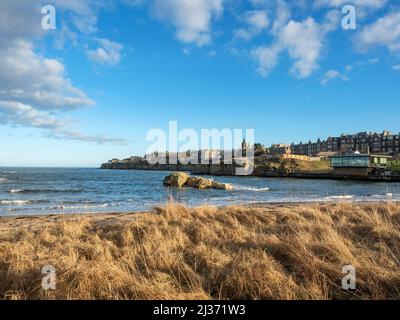 Vue depuis West Sands vers la ville au coucher du soleil sur St Andrews Fife Scotland Banque D'Images