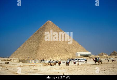 La Grande Pyramide de Cheops et le Musée du bateau solaire Giza le Caire Egypte Banque D'Images