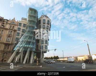 Prague, République Tchèque - juin 13 2015: Maison de danse dans le centre de Prague, République Tchèque, célèbre monument moderne, conçu par Frank O. Gehry Banque D'Images