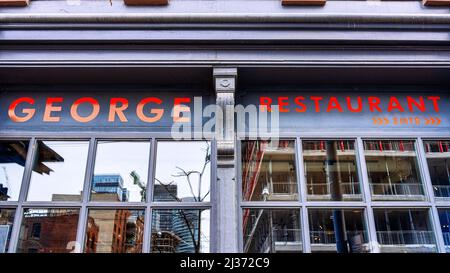 Panneau d'entrée du restaurant George situé à Queen St. East. Le slogan d'affaires est « où les chefs mangent ». Banque D'Images