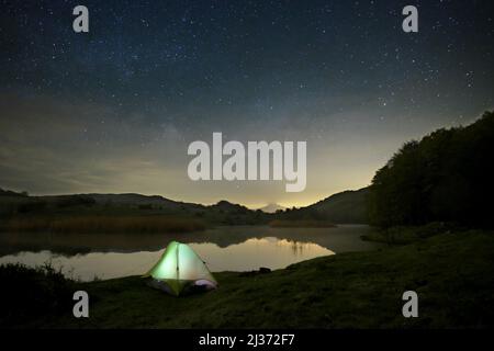 Nuit étoilée dans un camp sauvage au bord du lac dans le parc Nebrodi, Sicile Banque D'Images