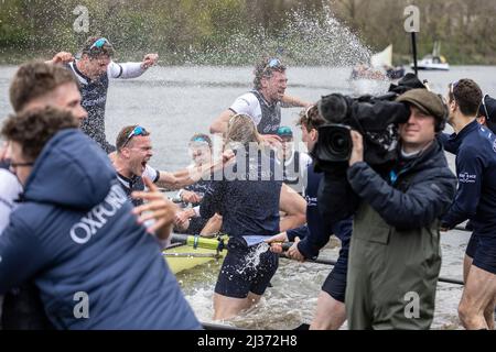 Oxford à la fin de la course de bateaux Gemini 167th hommes Oxford / Cambridge 2022. Banque D'Images