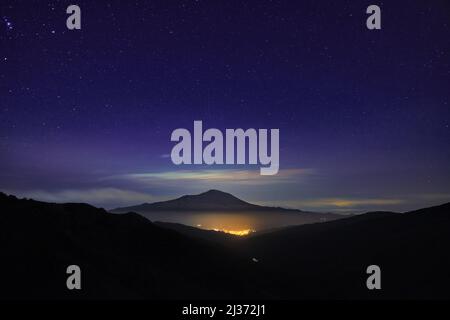 Lumière nocturne de la ville de Randazzo, sous le mont Etna et ciel plein d'étoiles du parc Nebrodi, Sicile Banque D'Images