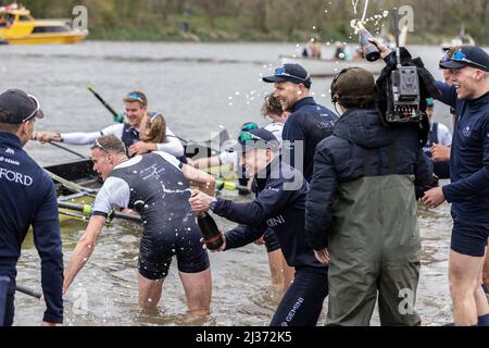 Oxford à la fin de la course de bateaux Gemini 167th hommes Oxford / Cambridge 2022. Banque D'Images