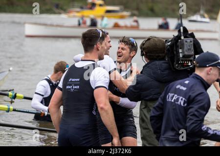 Oxford à la fin de la course de bateaux Gemini 167th hommes Oxford / Cambridge 2022. Banque D'Images