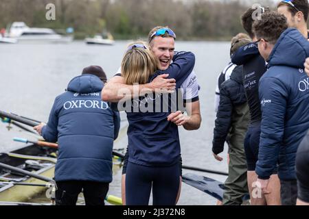 Oxford à la fin de la course de bateaux Gemini 167th hommes Oxford / Cambridge 2022. Banque D'Images