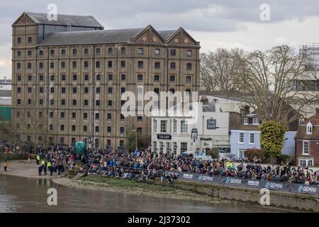 Oxford à la fin de la course de bateaux Gemini 167th hommes Oxford / Cambridge 2022. Banque D'Images