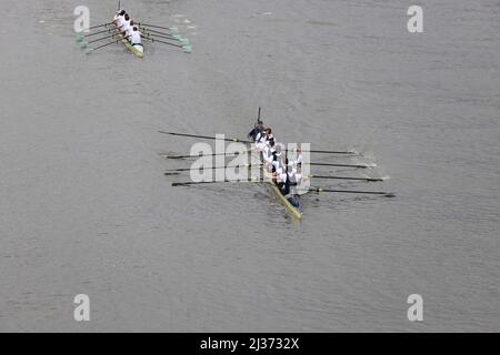 Oxford à la fin de la course de bateaux Gemini 167th hommes Oxford / Cambridge 2022. Banque D'Images