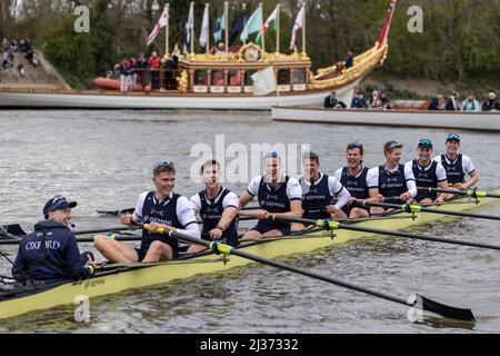 Oxford à la fin de la course de bateaux Gemini 167th hommes Oxford / Cambridge 2022. Banque D'Images