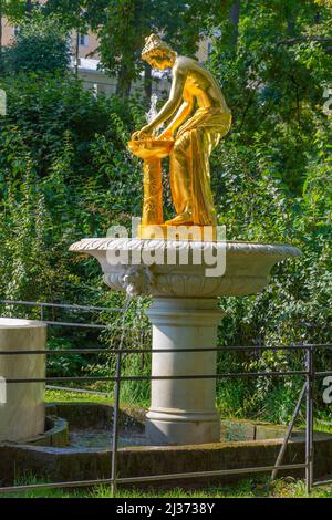 Peterhof, une fontaine avec une statue dorée d'une nymphe dans le parc inférieur Banque D'Images