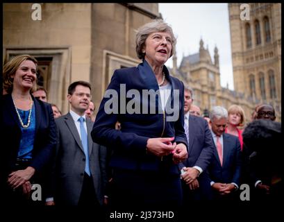 Image ©sous licence de Parsons Media. 11/07/2016. Londres, Royaume-Uni. Theresa May devient la nouvelle première ministre. Theresa May prononce un discours à l'extérieur de la Chambre des communes, après avoir été annoncée, elle sera le Premier ministre britannique mercredi après-midi, après que David Cameron ait pris ses fonctions lorsque le Royaume-Uni a voté pour quitter l'UE.photo d'Andrew Parsons / Parsons Media Banque D'Images