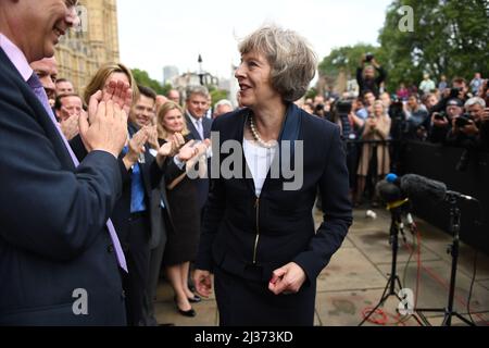 Image ©sous licence de Parsons Media. 11/07/2016. Londres, Royaume-Uni. Theresa May devient la nouvelle première ministre. Theresa May prononce un discours à l'extérieur de la Chambre des communes, après avoir été annoncée, elle sera le Premier ministre britannique mercredi après-midi, après que David Cameron ait pris ses fonctions lorsque le Royaume-Uni a voté pour quitter l'UE.photo d'Andrew Parsons / Parsons Media Banque D'Images