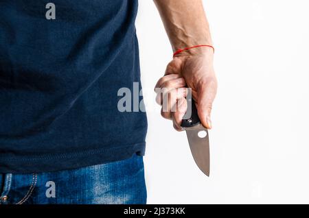 L'homme utilisant un couteau pliant. Fermez le couteau repliable à la main Banque D'Images