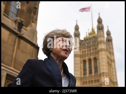 Image ©sous licence de Parsons Media. 11/07/2016. Londres, Royaume-Uni. Theresa May devient la nouvelle première ministre. Theresa May prononce un discours à l'extérieur de la Chambre des communes, après avoir été annoncée, elle sera le Premier ministre britannique mercredi après-midi, après que David Cameron ait pris ses fonctions lorsque le Royaume-Uni a voté pour quitter l'UE.photo d'Andrew Parsons / Parsons Media Banque D'Images