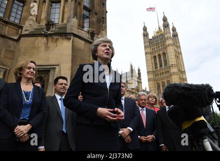 Image ©sous licence de Parsons Media. 11/07/2016. Londres, Royaume-Uni. Theresa May devient la nouvelle première ministre. Theresa May prononce un discours à l'extérieur de la Chambre des communes, après avoir été annoncée, elle sera le Premier ministre britannique mercredi après-midi, après que David Cameron ait pris ses fonctions lorsque le Royaume-Uni a voté pour quitter l'UE.photo d'Andrew Parsons / Parsons Media Banque D'Images