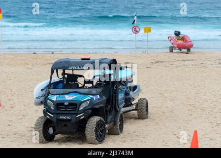 Un CFMOTO UTV (véhicule utilitaire terrain) accroché à un jet ski et avec un plan de sauvetage latéral, se trouve sur Newcastle Beach, en Nouvelle-Galles du Sud, en Australie Banque D'Images
