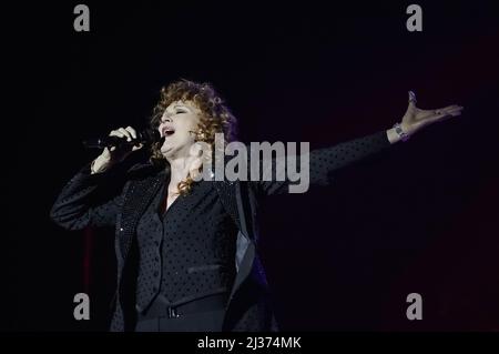 19 mars 2022, Avellino, Campanie, Italie: La chanteuse italienne Fiorella Mannoia - la version de Fiorella Tour 2022 au Théâtre Gesualdo d'Avellino. (Credit image: © Giovanni Esposito/Pacific Press via ZUMA Press Wire) Banque D'Images