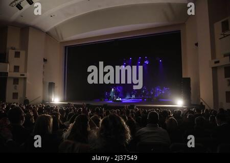 19 mars 2022, Avellino, Campanie, Italie: La chanteuse italienne Fiorella Mannoia - la version de Fiorella Tour 2022 au Théâtre Gesualdo d'Avellino. (Credit image: © Giovanni Esposito/Pacific Press via ZUMA Press Wire) Banque D'Images