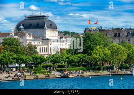 Lac de Zurich et vue extérieure de l'opéra et de la place Sechselautenplatz à Zurich, Suisse Banque D'Images