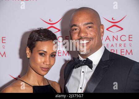 Angela Simpson et Scott Simpson assistent au gala annuel de la vision du Dance Theatre of Harlem en l'honneur de Debbie Allen à New York. Banque D'Images