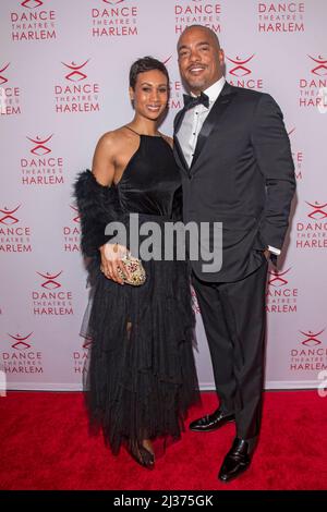 Angela Simpson et Scott Simpson assistent au gala annuel de la vision du Dance Theatre of Harlem en l'honneur de Debbie Allen à New York. Banque D'Images