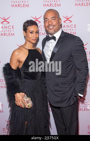 Angela Simpson et Scott Simpson assistent au gala annuel de la vision du Dance Theatre of Harlem en l'honneur de Debbie Allen à New York. Banque D'Images