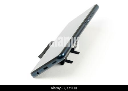 Support de téléphone en plastique isolé sur fond blanc, support de téléphone noir pour bureau, vue avant du support de smartphone Banque D'Images