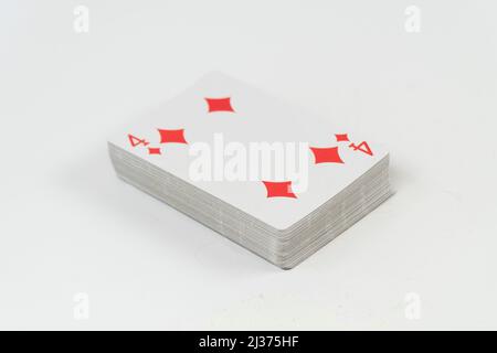 Jeu de cartes à jouer pile, isolé sur fond blanc, cartes à jouer pile rouge diamant au sommet, Banque D'Images