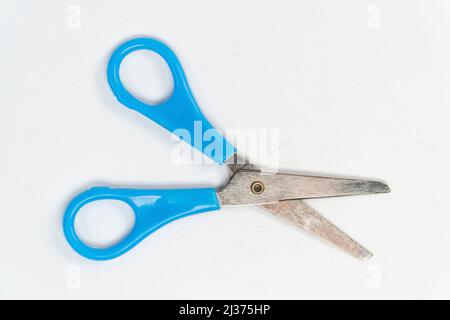 Ciseaux bleus isolés sur fond blanc, petite paire de ciseaux, vue de dessus de l'outil de coupe Banque D'Images