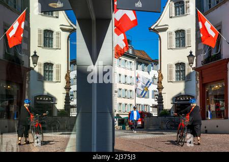 Centre historique de la ville de Zurich avec Swiss drapeaux suspendus bâtiments avec effet de flou sur l'arrière-plan flou d'une journée ensoleillée en été, Suisse Banque D'Images