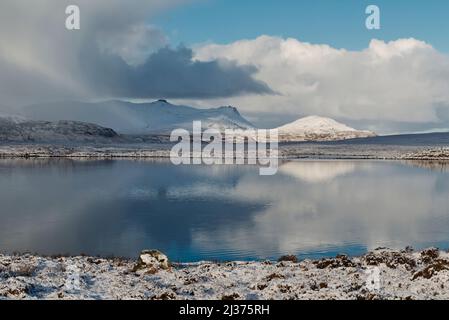 En passant des averses de neige au-dessus de Ben Loyal, Highland Scotland Banque D'Images