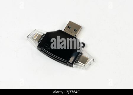 Périphérique micro usb isolé sur fond blanc, outil de connexion pour smartphone, périphérique USB noir vue du dessus mise au point sélective Banque D'Images