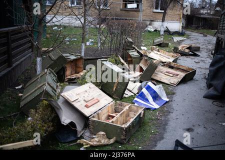 Boîtes de munitions après des affrontements entre l'armée ukrainienne et l'armée russe à Borodyanka, dans le cadre de l'invasion russe de l'Ukraine, à l'extérieur de Kiev, Ukraine le 5 avril 2022. Photo de Raphael Lafargue/ABACAPRESS.COM Banque D'Images