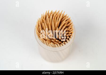 Boîte de cure-dents, cure-dents dans une petite boîte cylindrique isolée sur fond blanc, vue de dessus de plusieurs cure-dents Banque D'Images
